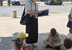 Uczniowie spotkali się z przewodnikiem.