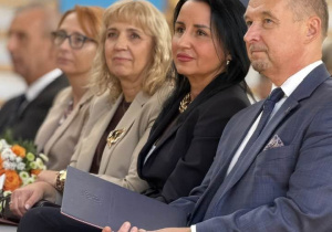Na zdjęciu widać grupę gości siedziących podczas wydarzenia z okazji 120-lecia naszej szkoły.