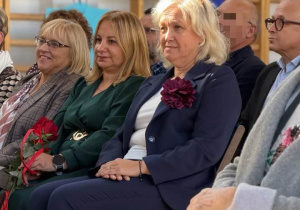 Na zdjęciu widać grupę gości siedziących podczas wydarzenia z okazji 120-lecia naszej szkoły.