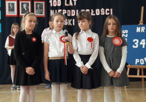 Dziewczynki z młodszych klas recytowały wiersze.